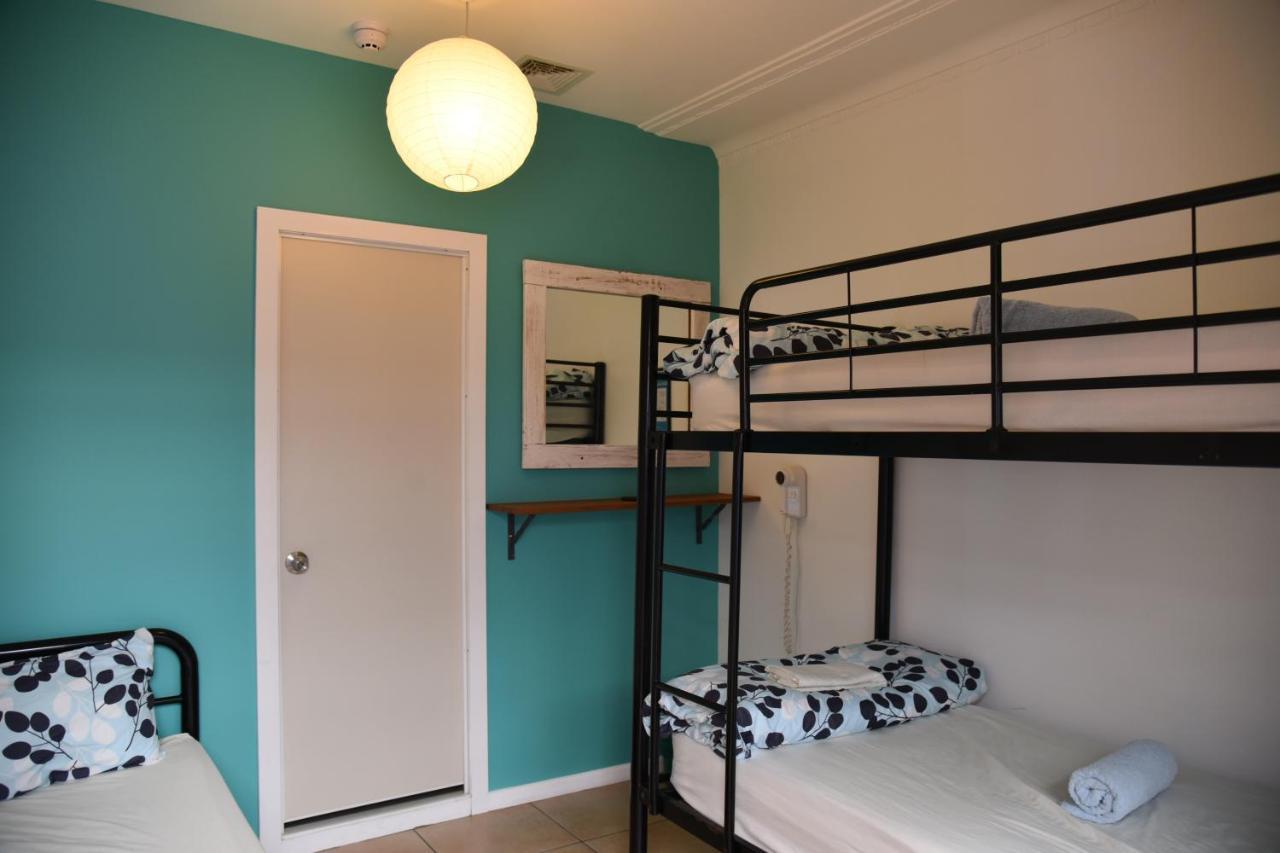 Ozzie Pozzie Backpackers Hostel พอร์ตแมคควอรี ภายนอก รูปภาพ