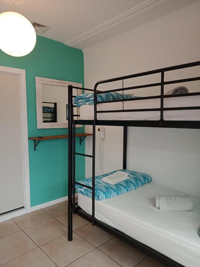 Ozzie Pozzie Backpackers Hostel พอร์ตแมคควอรี ภายนอก รูปภาพ
