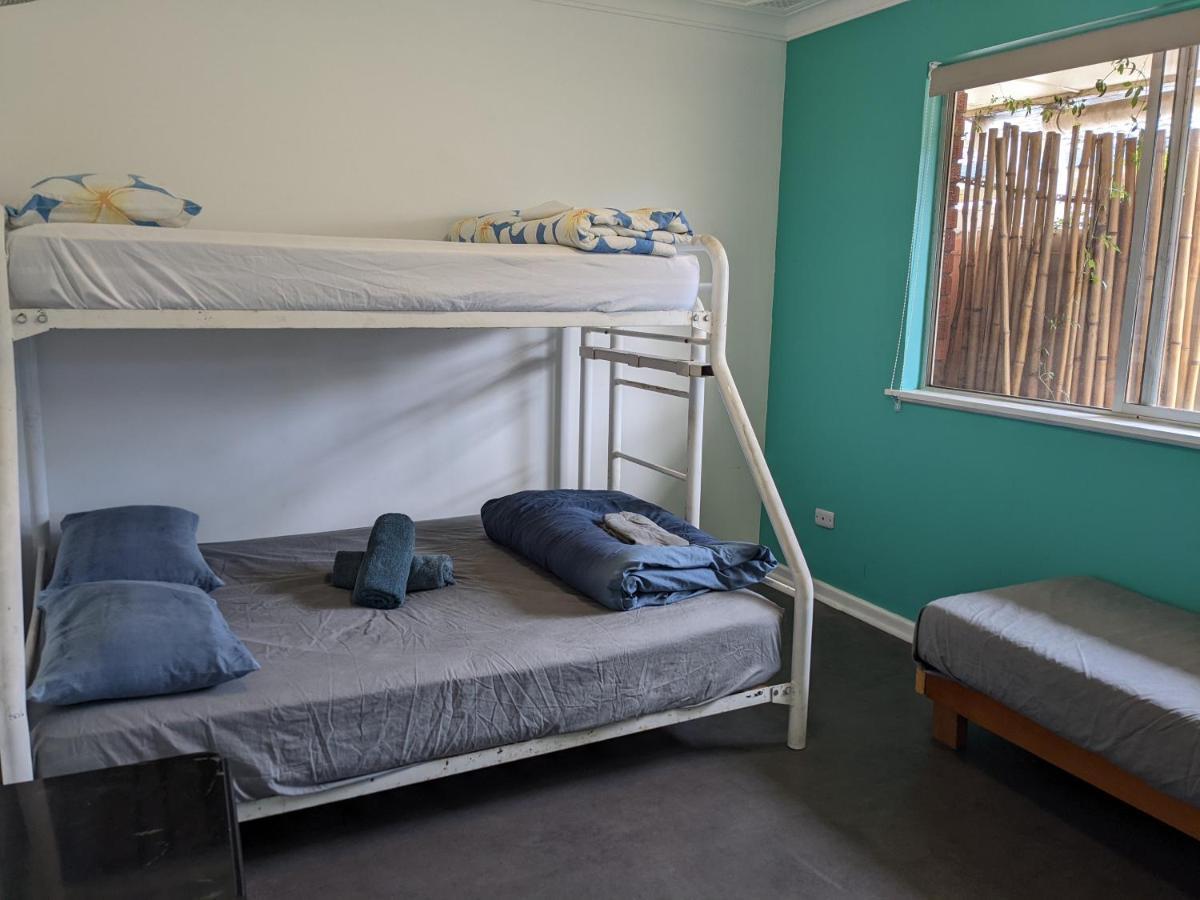 Ozzie Pozzie Backpackers Hostel พอร์ตแมคควอรี ภายนอก รูปภาพ