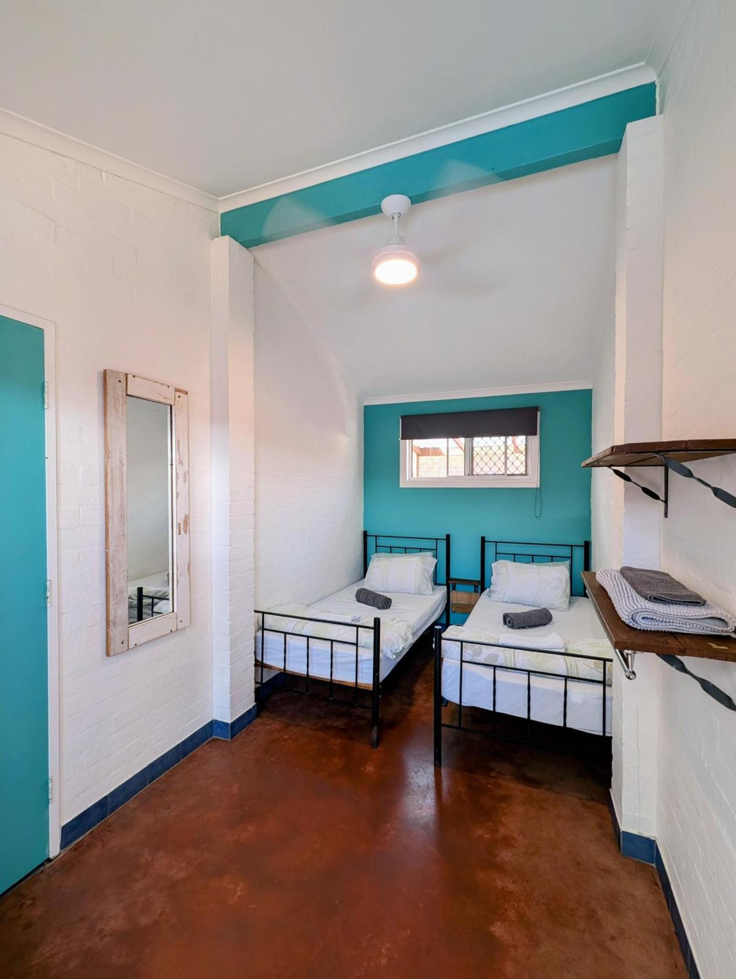 Ozzie Pozzie Backpackers Hostel พอร์ตแมคควอรี ภายนอก รูปภาพ