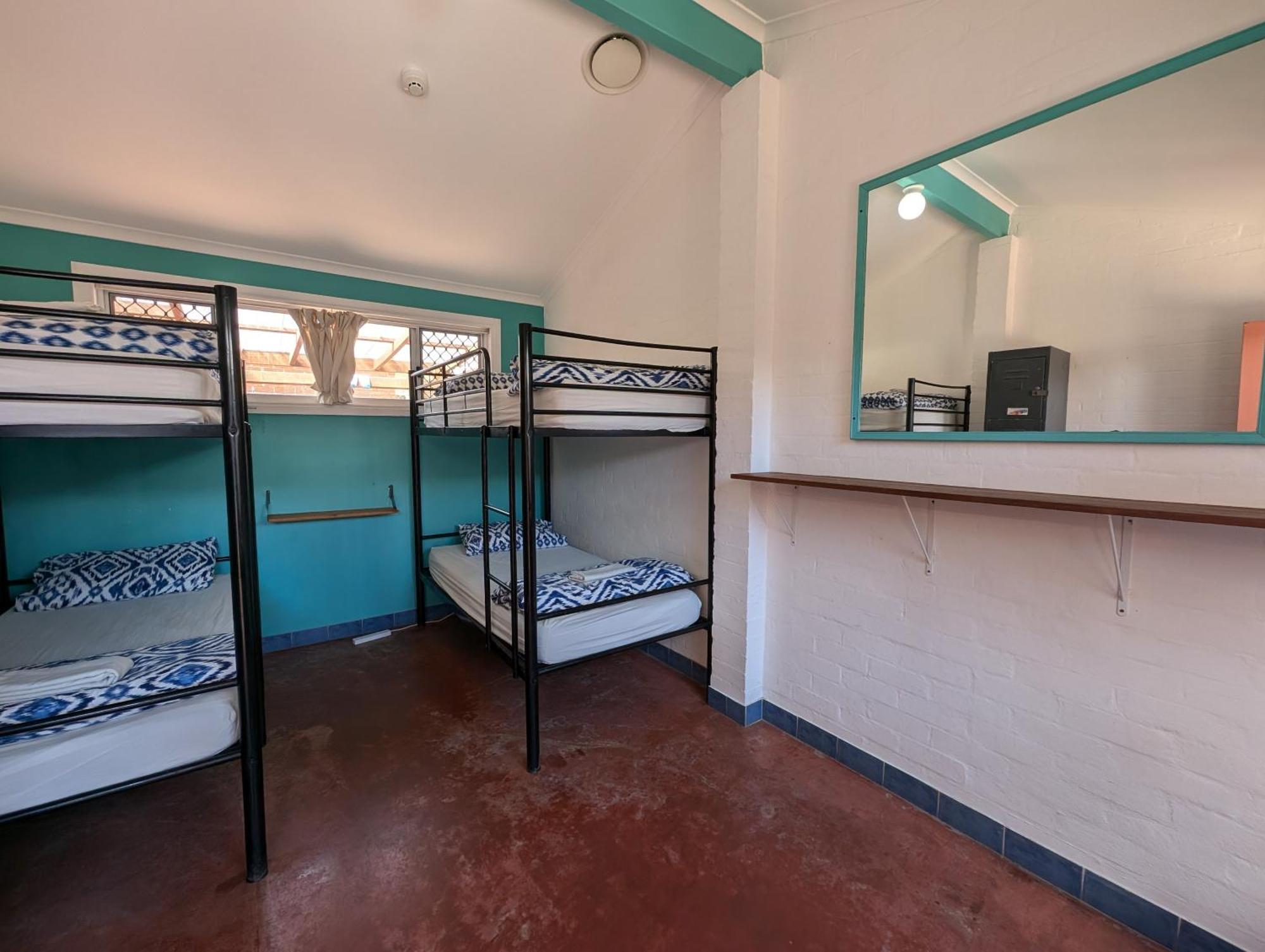 Ozzie Pozzie Backpackers Hostel พอร์ตแมคควอรี ภายนอก รูปภาพ
