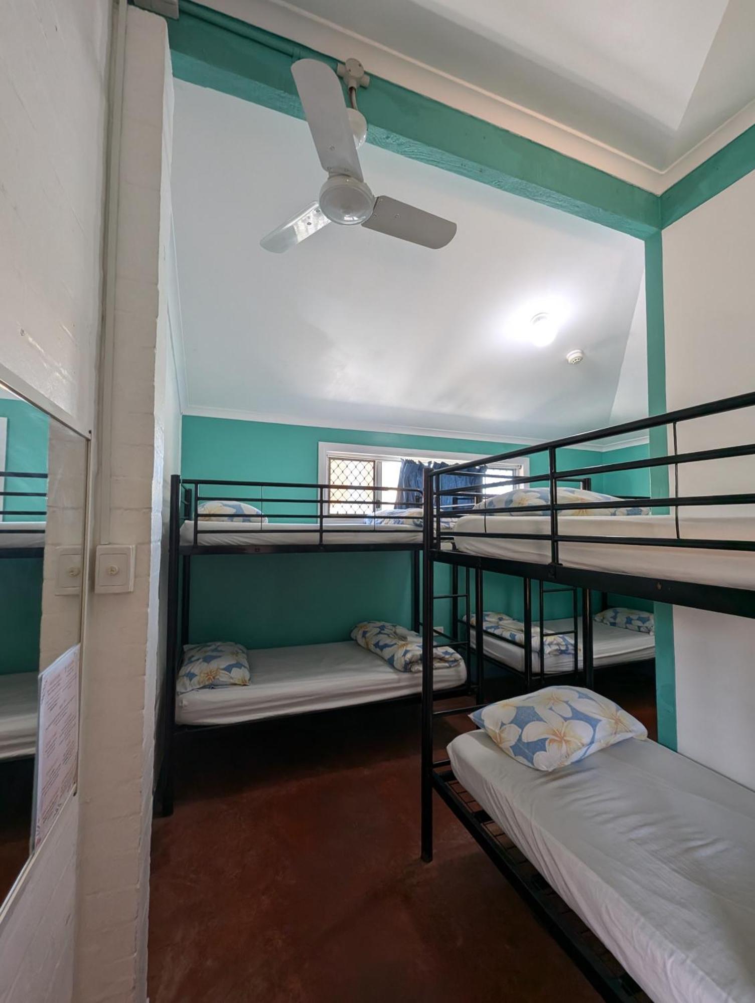 Ozzie Pozzie Backpackers Hostel พอร์ตแมคควอรี ภายนอก รูปภาพ