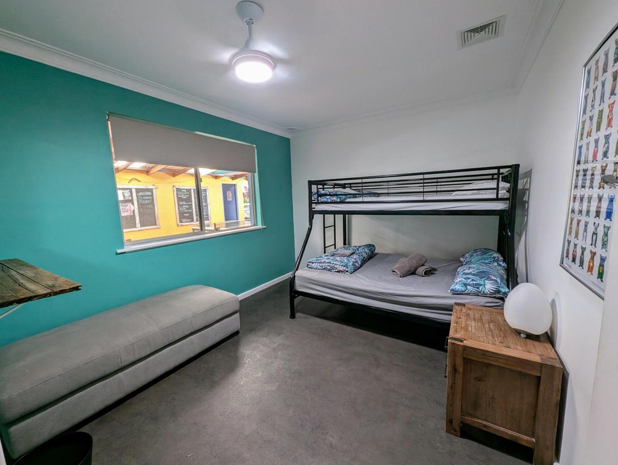 Ozzie Pozzie Backpackers Hostel พอร์ตแมคควอรี ภายนอก รูปภาพ