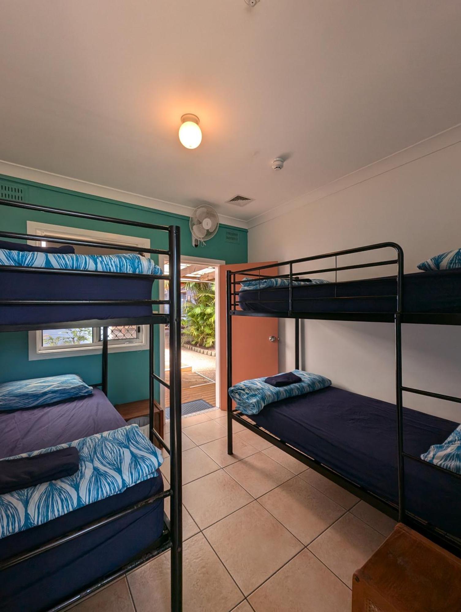 Ozzie Pozzie Backpackers Hostel พอร์ตแมคควอรี ภายนอก รูปภาพ